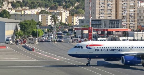 وزير الخارجية يعود من فرنسا بعد دعمه مشيرة خطاب فى انتخابات رئاسة اليونسكو