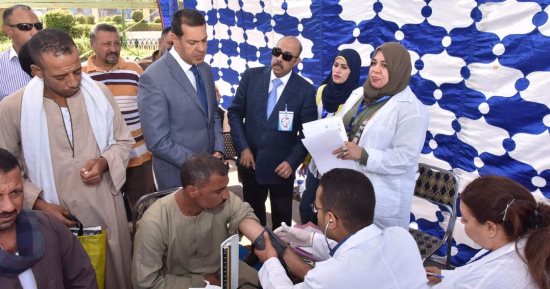 محافظ أسيوط يتفقد القافلة الطبية بقرية بنى طالب بمركز الفتح  