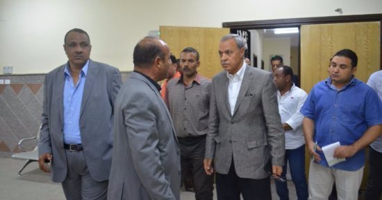 محافظ قنا يجرى جولة مفاجئة بمجلس مدينة قنا
