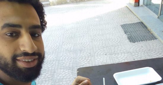 بعد التأهل لكأس العالم.. الجماهير تحتفى بشبيه محمد صلاح وترفعه على الأعناق