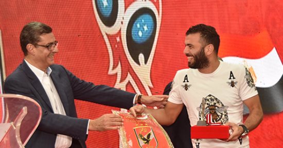 متعب وأجايي يتسلمان جوائز السعيد ومحسن فى احتفالية الأهلى