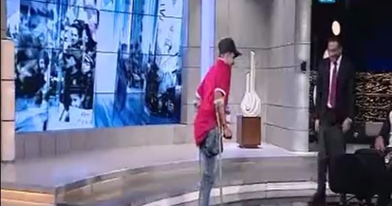 بالفيديو.. مشجع المنتخب "من ذوى الاحتياجات الخاصة" يلعب الكرة مع خالد صلاح على الهواء