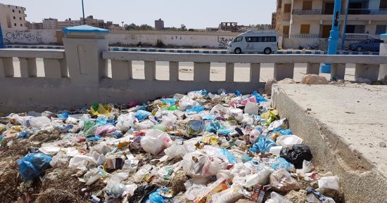 قارئ يشكو تراكم القمامة بشاطئ النخيل فى مرسى مطروح