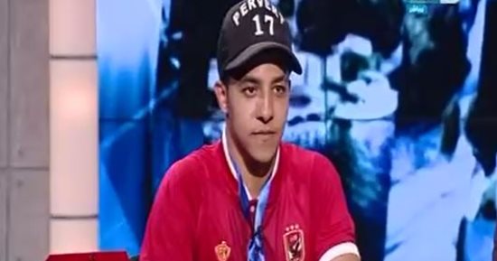 بالفيديو..علاء الكحكى يتبرع بطرف صناعى للمعاق الراقص بمباراة الكونغو.. والشاب:مرتاح بالعكاز