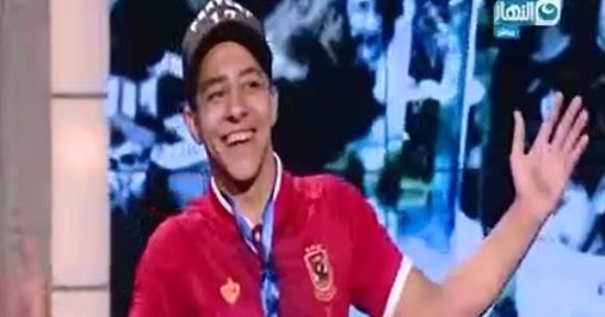 بالفيديو.. أشرف شيحة يهدى مشجع المنتخب "المعاق" ووالدى الشاب الباكى رحلة عمرة بـ"آخر النهار"