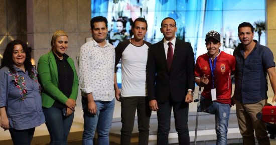 بالصور.. قناة النهار تحتفل بأشهر اثنين مشجعين فى مدرجات مباراة مصر والكونغو