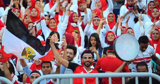 18 صورة تجسد تواجد " الجنس الناعم " فى مباراة المنتخب و الكونغو