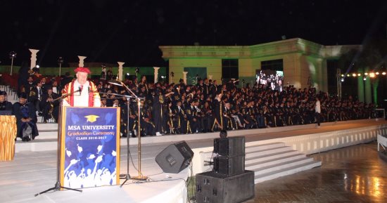 بالصور.. جامعة أكتوبر للعلوم تحتفل بتخريج 2000 طالب بحضور وزير الدفاع الإنجليزى الأسبق 