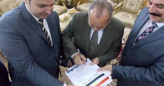 بالصور.. محافظ دمياط يوقع أول استمارة لحملة "علشان تبنيها"