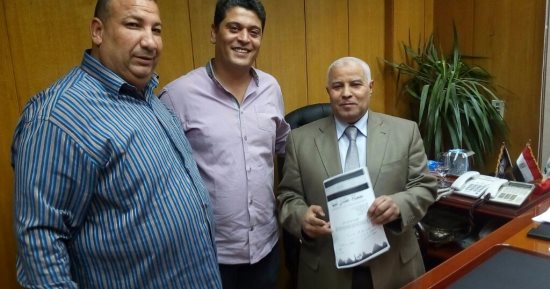بالصور.. موظفو قطاع البترول يوقعون استمارة "علشان تبنيها" لدعم السيسى
