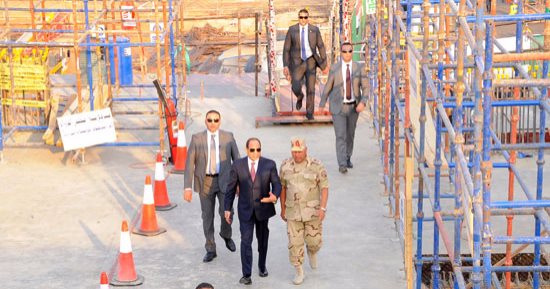 بالصور.. السيسى يتفقد أعمال البناء بالحى الحكومى فى العاصمة الإدارية الجديدة