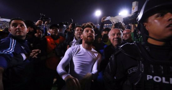 قميص الأرجنتين هدية ميسي ونجوم التانجو للجماهير بعد التأهل للمونديال