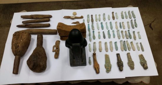 بالصور.. ضبط 66 قطعة أثرية داخل سيارة فى القاهرة
