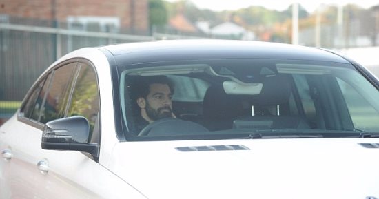 شاهد.. سيارة محمد صلاح الفارهة قبل مباراة ليفربول ومانشستر يونايتد