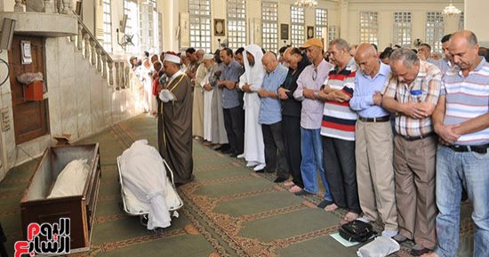 بالصور..وصول جثمان المخرج محمد راضى إلى مسجد السلام