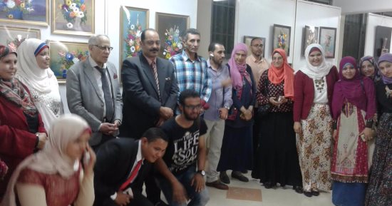 عميد تربيه نوعية وفنان تشكيلى يفتتحان معرضي "تناغم" و"زهور" بجامعة أسيوط