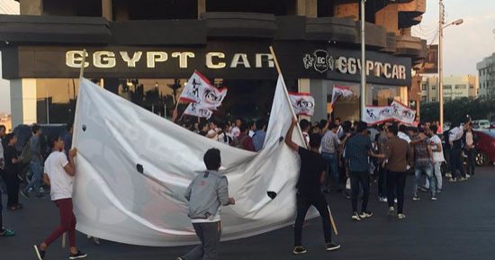 بالصور.. الآلاف من مشجعي الزمالك يحتشدون لاستقبال لاعبي الفريق فى المنصورة