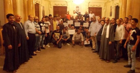 بالصور.. وقفة احتجاجية داخل حزب الوفد بسبب خناقات الأعضاء على فيس بوك