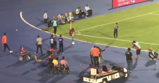 بالفيديو ..مشجع ذو الاحتياجات الخاصة يقلد رمضان صبحى ويقف على الكرة