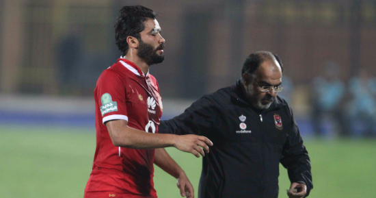 صالح جمعة يسلم المنتخب جواز السفر استعدادا لرحلتى الإمارات وغانا 
