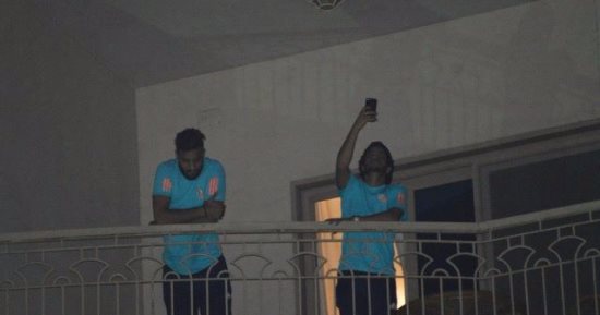 بالصور.. لاعبو الزمالك يشعلون المنصورة بعد تحية الجمهور من النوافذ