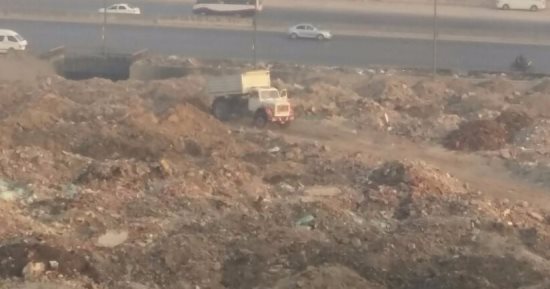 بالفيديو.. سيارة صرف تلقى مخلفاتها بترعة المريوطية على طريق سقارة