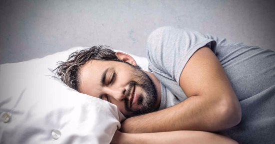 لنوم هادئ تناول الحليب الدافئ وابتعد عن التدخين والوجبات الحارة