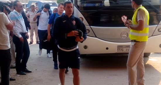 بالصور... وصول الزمالك إلى استاد المحلة وسط حراسة مشددة