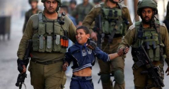 اعتقال طفل فلسطينى بزعم إلقاء الحجارة على قوات الاحتلال بالضفة الغربية