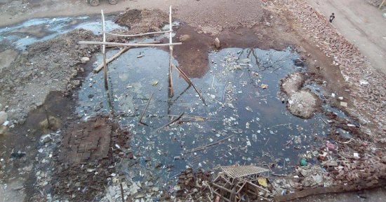 بالصور.. شكوى من طفح مجارى قريبة بمدرسة بقرية ميت خلف بالمنوفية