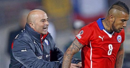 سامباولى: فيدال "خمورجى".. ومن الطبيعى عدم تأهل تشيلى لكأس العالم