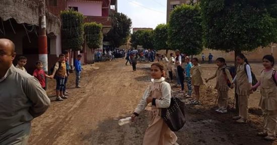 بالصور.. تلاميذ مدرسة يودعون معلمهم لمثواه الأخير بطابور حتى المقابر ببنها