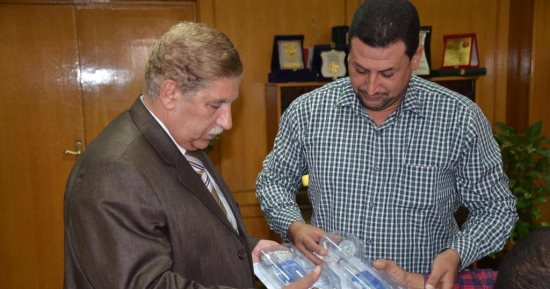 محافظ الإسماعيلية يستقبل مواطن عثر على  كرتونه بها 20 جهاز طبى
