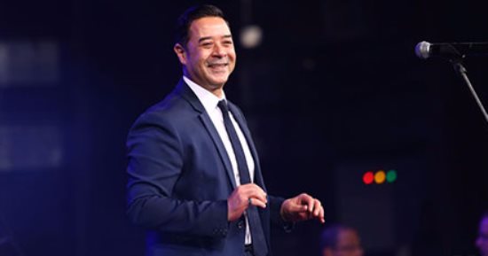 شاهد.. مدحت صالح يرتل آيات من سورة الرحمن بصوت عذب    