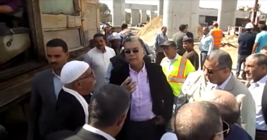 بالفيديو.. مواطن يطالب وزير النقل بسرعة إنهاء تعويضات نزع ملكية الأراضى
