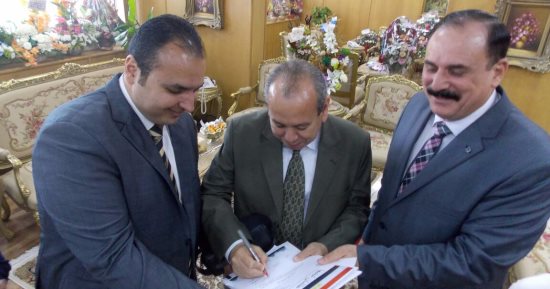 بالصور ..محافظ دمياط يوقع على استمارة "علشان تبنيها" وسوهاج تجمع 1000 توقيع
