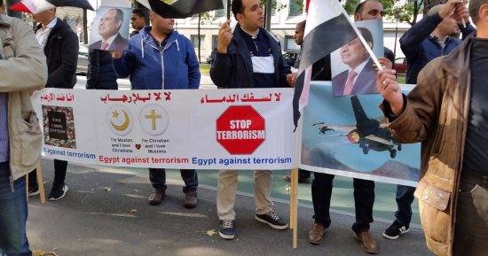 مصريون وعرب يتظاهرون فى النمسا أمام سفارة قطر للتنديد بدعمها الإرهاب