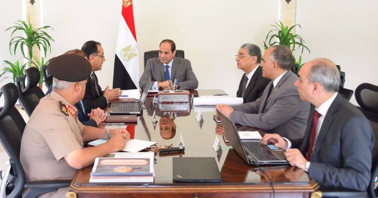 السيسى يؤكد للوزراء ضرورة توفير مواصلات نقل جماعى للمدن الجديدة