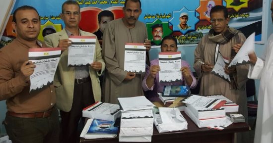 بالصور.. إقبال شعبى على حملة "علشان تبنيها" لمطالبة الرئيس بفترة ثانية
