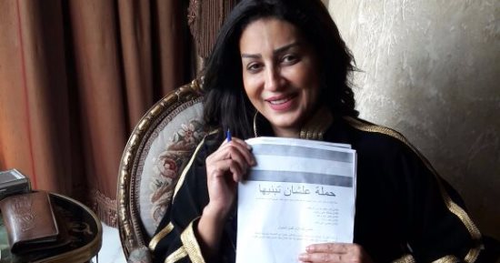 وفاء عامر توقع على استمارة "علشان تبنيها" لدعم ترشح الرئيس السيسى 