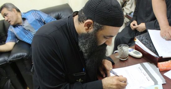 بالصور.. مواطنون يوقعون على استمارة "علشان تبنيها" لدعم الرئيس السيسي
