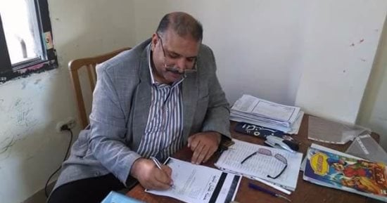 مواطن دمياطى للسيسى أثناء توقيع استمارة علشان تبنيها: أملنا فيك كبير ياريس