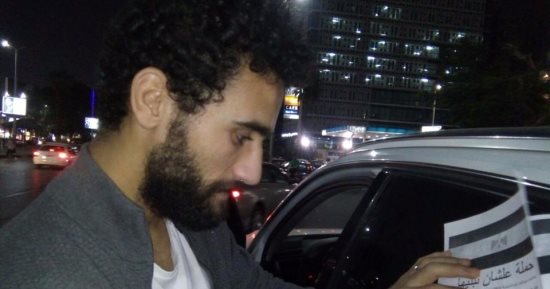 باسم مرسى يوقع على استمارة "علشان تبنيها" لترشيح السيسي لفترة ثانية