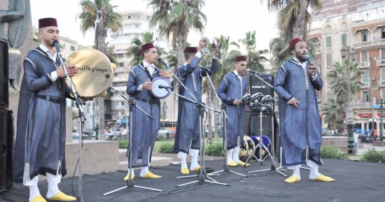 بالصور.. فرق مهرجان الأغنية تغني فى شوارع الإسكندرية ضمن فعالياته بالمجان