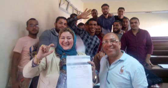 بالصور.. النائبة غادة صقر توقع استمارة "علشان تبنيها" لترشيح السيسى فترة ثانية