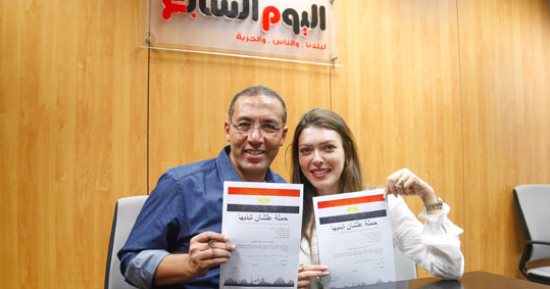 خالد صلاح وزوجته الإعلامية شريهان أبو الحسن يوقعان استمارة علشان تبنيها 