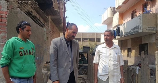 بالصور.. تركيب واستبدال مواسير صرف صحى بالمجاورة السابعة فى القنطرة غرب