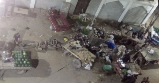 شكوى من وجود موقف عربات كارو وتراكم القمامة أمام المعهد الدينى فى جرجا بسوهاج