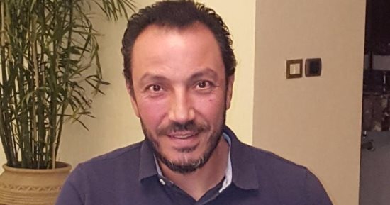 طارق لطفى يوقع استمارة "علشان تبنيها" لدعم ترشح الرئيس السيسى لفترة ثانية
