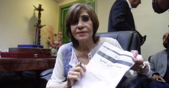 سميرة محسن توقع استمارة "علشان تبنيها" لدعم السيسى لفترة ثانية